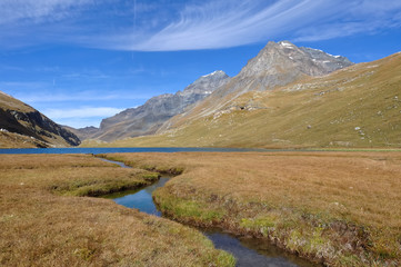 Fototapeta premium lac en montagne et ses abords 