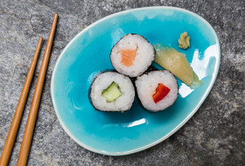 Sushi Hoso Maki auf Teller mit stäbchen