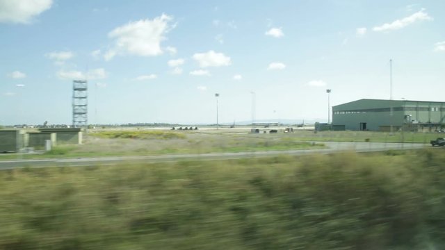 Vista dal finestrino di un treno durante un viaggio in Italia.