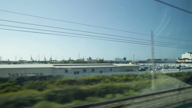Vista dal finestrino di un treno durante un viaggio in Italia.