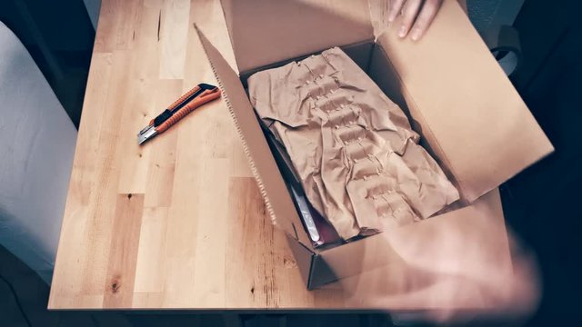 Femme pr&eacute;parant un colis en timelapse