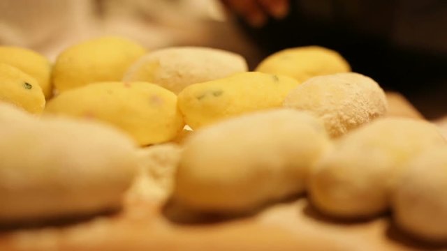Montaggio video preparazione delle crocchette di patate ripiene. 