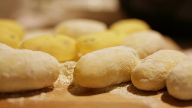 Preparazione crocchette di patate su un tagliere di legno. 