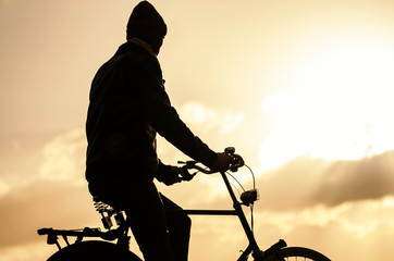 Fahrradfahren im Sonnenuntergang