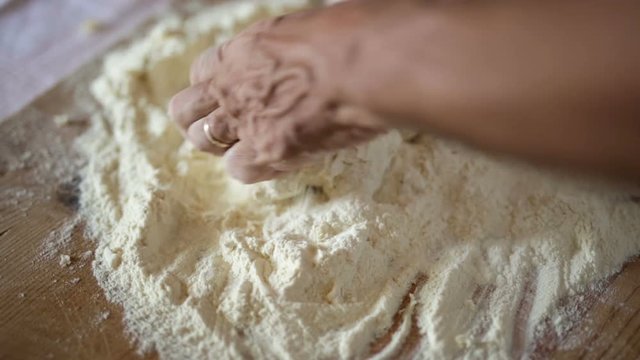 Impasto acqua farina e sale per la pasta fatta in casa. 