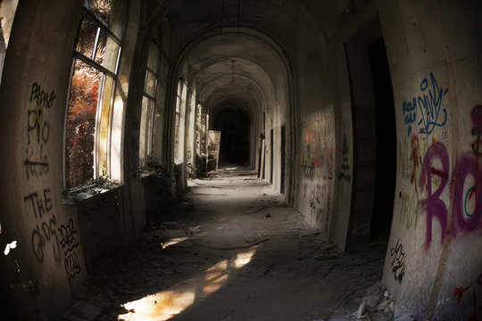 Il corridoio del manicomio