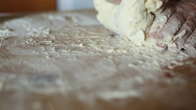 Impasto acqua farina e sale per la pasta fatta in casa. 
