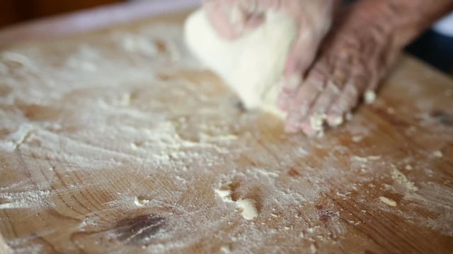 Impasto acqua farina e sale per la pasta fatta in casa. 