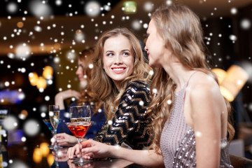 Obraz na płótnie Canvas happy women with drinks at night club