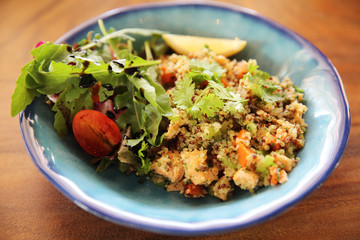  salad with quinoa and salmon