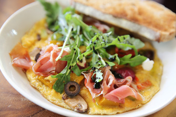 omelette with parma ham and salad