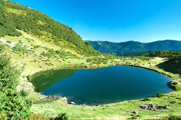 Fototapeta na wymiar Lake Vorozheska in the Svydovets ridge