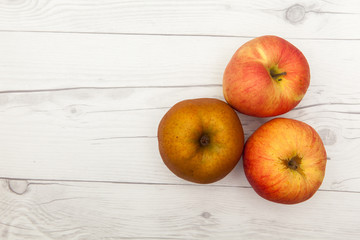 red and delicious appples on wooden desk