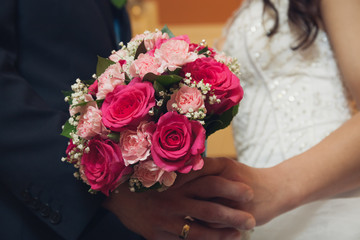 Obraz na płótnie Canvas Holding wedding flowers close up