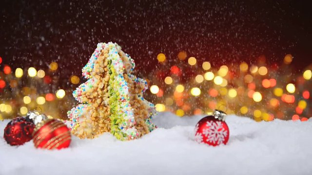 Weihnachtsgeb&auml;ck und Weihnachtskugeln mit Lichterkette im Hintergrund