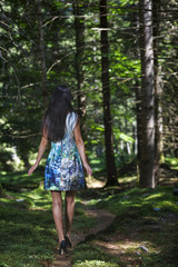 Naklejka premium fashion brunette woman in woods