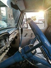 Blaues Lenkrad und Armaturenbrett eines amerikanischen Pick-up der Sechziger Jahre am Kreativkai am...