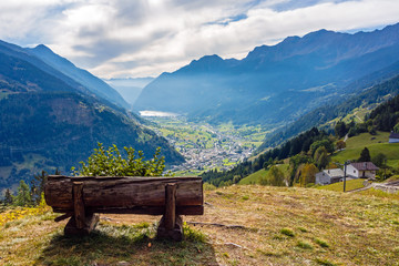 Ruhebank mit Aussicht auf Poschiavo, Puschlav, Graubünden, Schweiz
