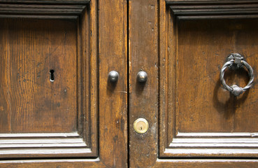 Fototapeta na wymiar Details of an ancient Italian door in Florence, (Italy).