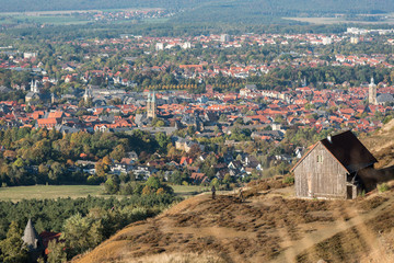 Blick von Rammelsberg auf Goslar am Harz in der Herbstsonne 