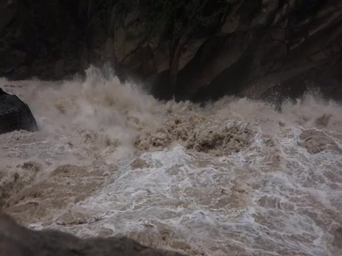 brauner, reissender Fluss; Yangtse, China. 