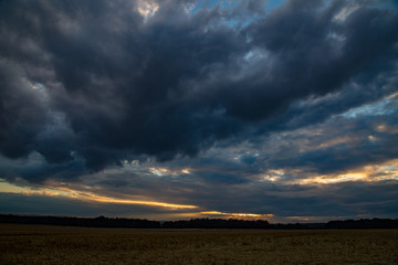 Dramatische Wolken über Mittelhessen