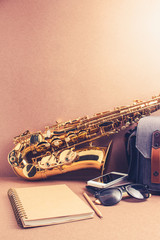 Taking note of the lessons saxophone accessories on rustic woode