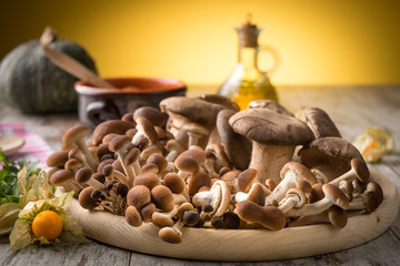 Misto di funghi freschi su un piatto tondo in legno su un tavolo 