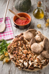 Misto di funghi freschi su un piatto tondo in legno su un tavolo 