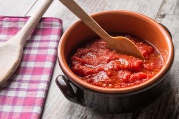 Passata di pomodoro nel coccio di terracotta