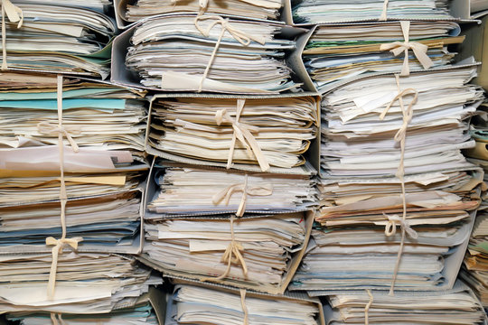 Faldoni e pratiche in archivio
