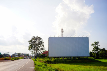 Obraz premium Big blanked bilboard on field at country roadside