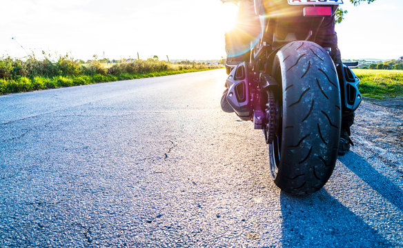 Motorrad fahren auf Landstrasse im Sonnenlicht