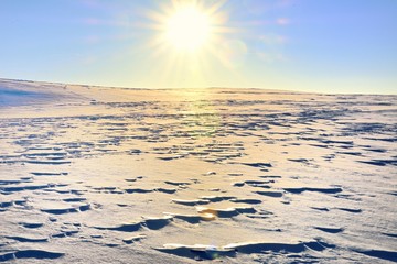 Schneefläche mit Sonneneinstrahlung