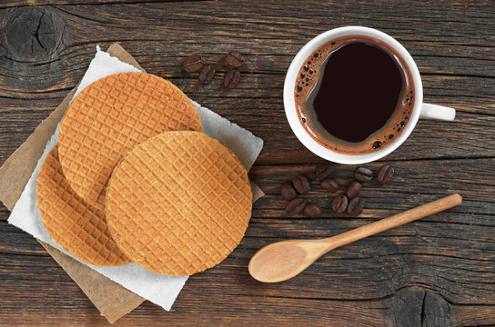 Coffee with round waffles