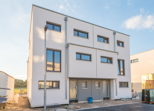 Modernes Doppelhaus mit Flachdach im Bau