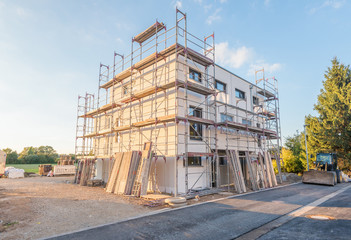 Rohbau, Modernes Doppelhaus im Grünen