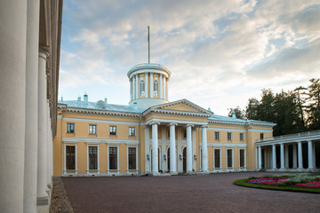 Obraz premium medieval estate in Arkhangelsk Russia against the sky