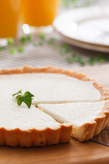 レアチーズケーキをサーブする