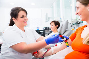 Krankenschwester in Klinik desinfiziert Einstichstelle vor Blutspende 