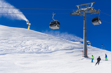 Skigebiet Soelden, Gondelbahn, Skifahrer und Skipisten in den Oetztaler Alpen, Tirol, Austria