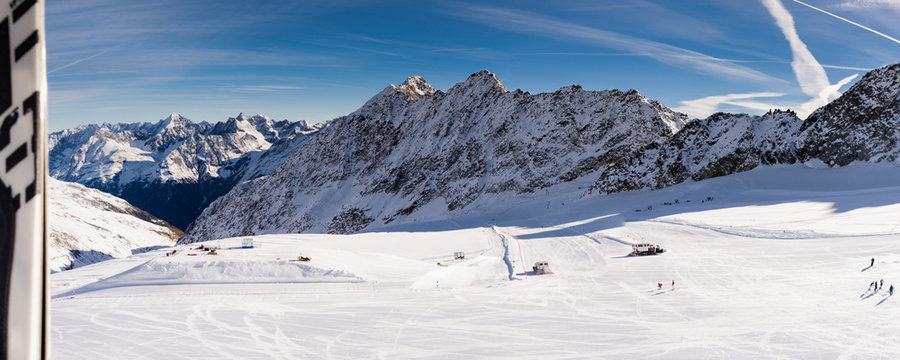 Skigebiet Sölden Alpenpanorama Skifahrer und Skipisten in den Oetztaler Alpen, Tirol