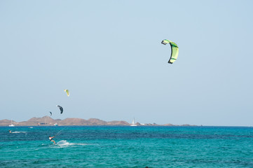 Fuerteventura: kite surf su Grande Playas beach, una delle spiagge più famose per il surf e il kitesurf, con vista sull'isolotto di Lobos il 31 agosto 2016 