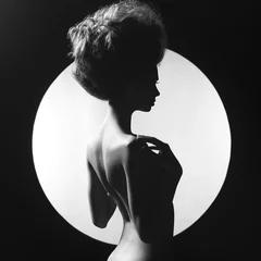 Cercles muraux Photo du jour Femme élégante nue sur fond géométrique