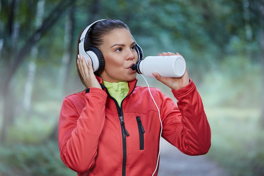 Sposrtswoman drinking isotonic drink
