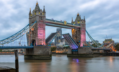 Fototapeta na wymiar Geöffnete Tower Bridge am Abend mit bewölktem Himmel
