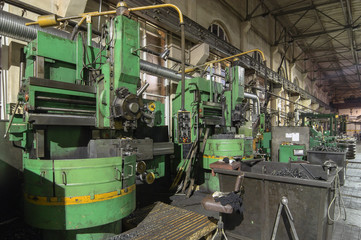 Many big lathe machine in a workshop