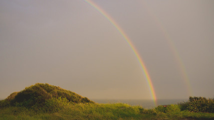 Regenbogen an der Küste in Coledale, New South Wales in Australien