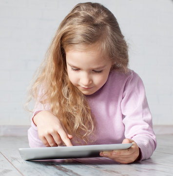 Child with tablet pc