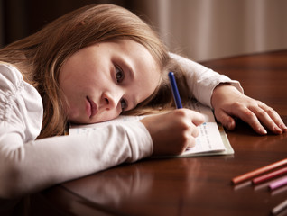 Naklejka premium Girl doing homework